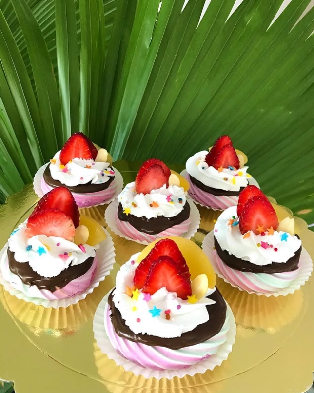 Mini pavlovas de colores con grageas y fresas