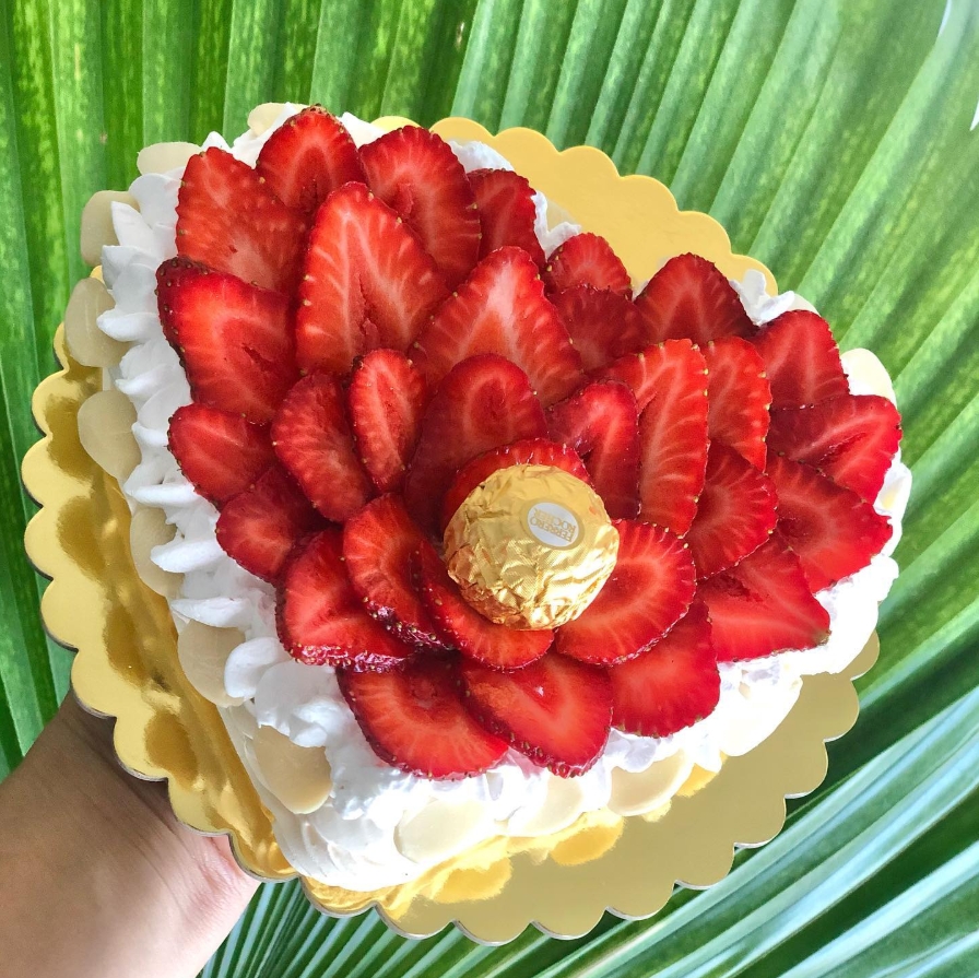Pavlova con fresas y bombón de chocolate al centro