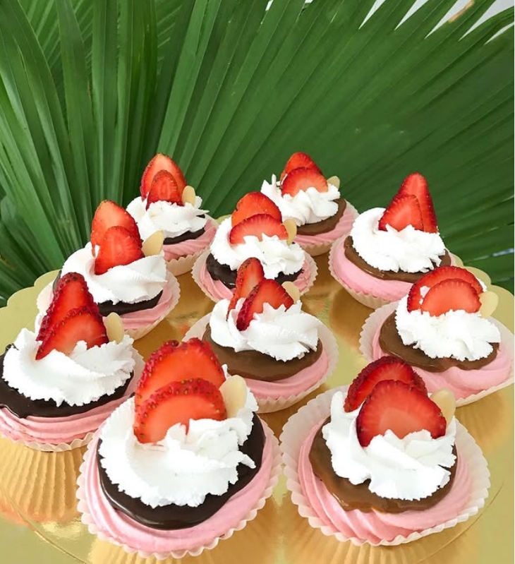 Mini pavlovas con chocolate, crema y fresas