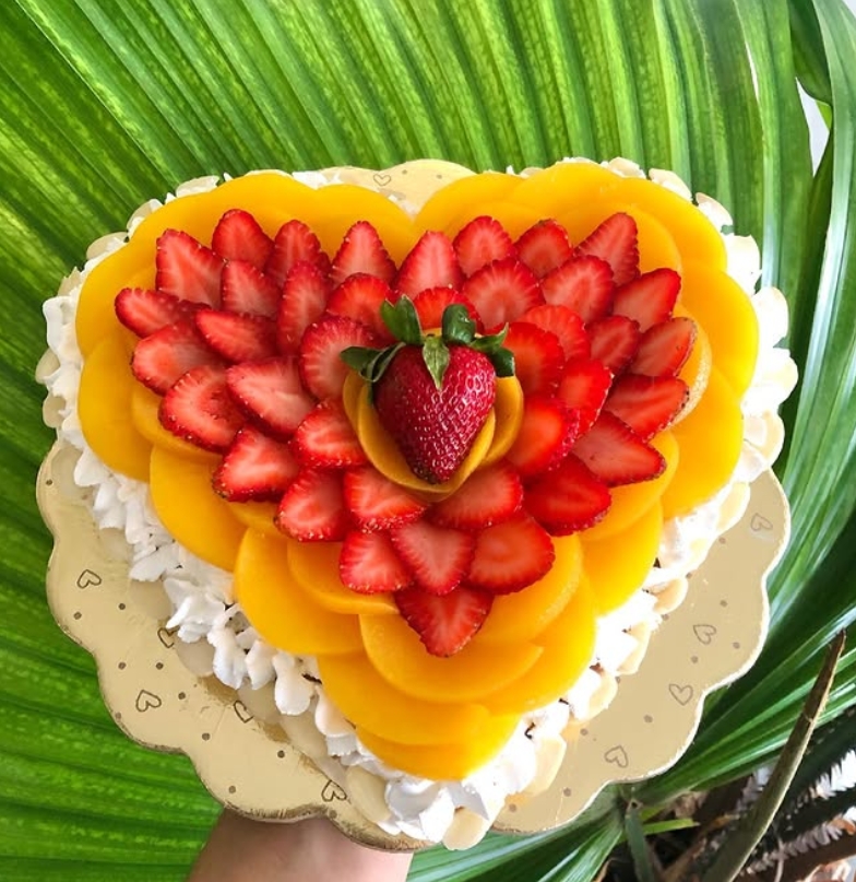 Pavlova artesanal decorada con fresas y mango