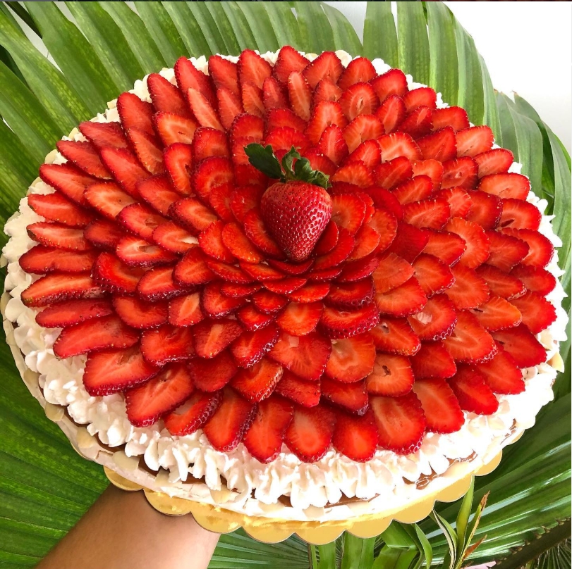 Pavlova clásica con fresas frescas en espiral