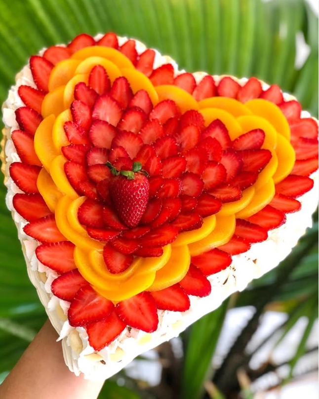 Pavlova corazón con fresas y duraznos